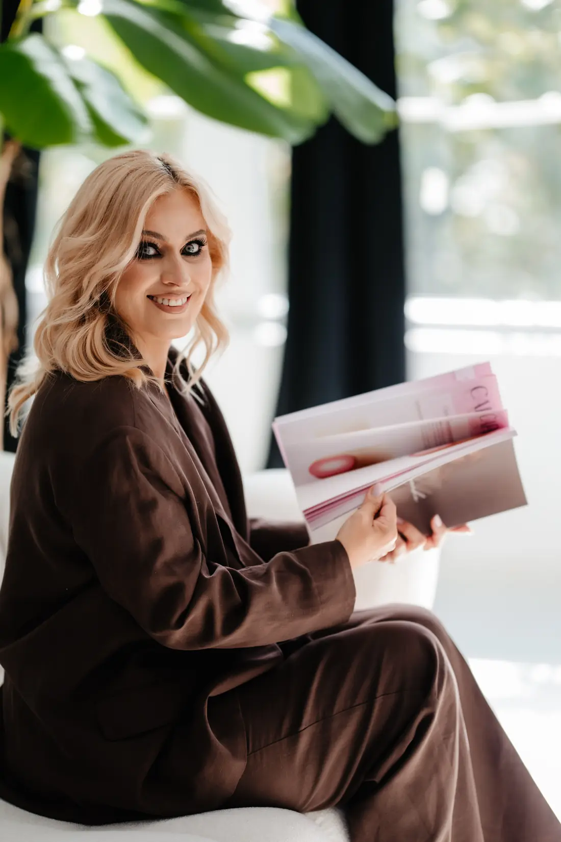 Ramona Zemache răsfoind manualul cursului de bază